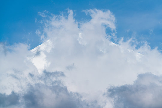 Fuji hinter Wolken