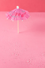 яркие цветные зонтики, пляжный концепт