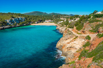Schöne Aussicht auf die Bucht Cala Romantica Strand Mallorca, Spanien Mittelmeer Küste Balearen