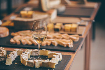 French and Italian cheese tasting with white wines.