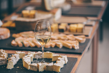 French and Italian cheese tasting with white wines.