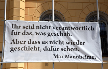 Zitat von Max Mannheimer auf einem Transparent