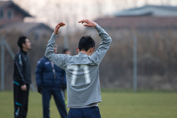 Giocatore di calcio, arrabbiato dopo il passaggio sbagliato