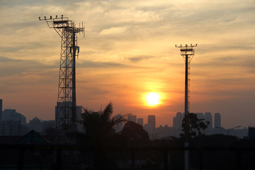 Naklejka premium Por do sol no aeroporto de congonhas 
