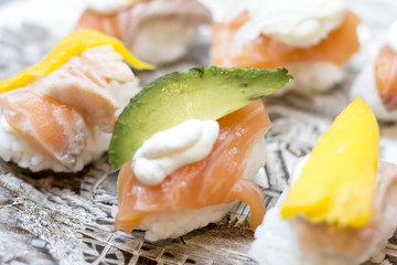 sushi niguiri de salmon, mango y palta