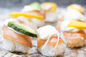 sushi niguiri de salmon, mango y palta