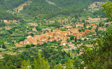 Fototapeta na wymiar Mallorca Spanien, Panorama Aussicht auf das alte Dorf Fornalutx in mediterraner Berg Landschaft
