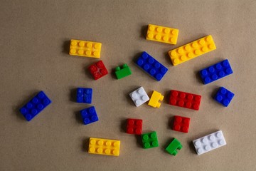 Obraz premium pile of plastic building blocks on brown paper background