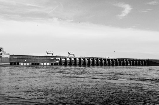 Landscape photo of Kentucky Dam in black and white