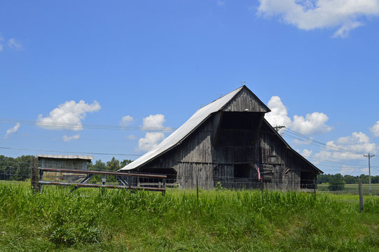 Rural landscape photo of an old barn in the country