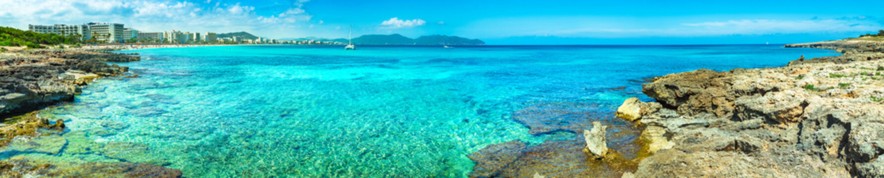 Panorama Anblick auf die K&uuml;ste von Cala Millor, Strand mit t&uuml;rkis klarem Wasser, Insel Mallorca, Mittelmeer Spanien