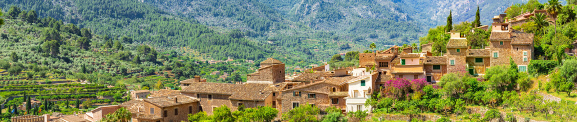 Fototapeta na wymiar Mallorca Panorama Landschaft Berg Dorf Fornalutx, Spanien Balearen