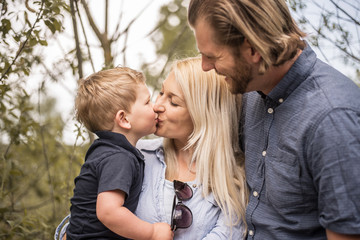 Sohn gibt seiner Mutter einen Kuss