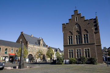 Fototapeta premium Geschichtsdenkmal vor historischem Rathaus auf dem Marktplatz