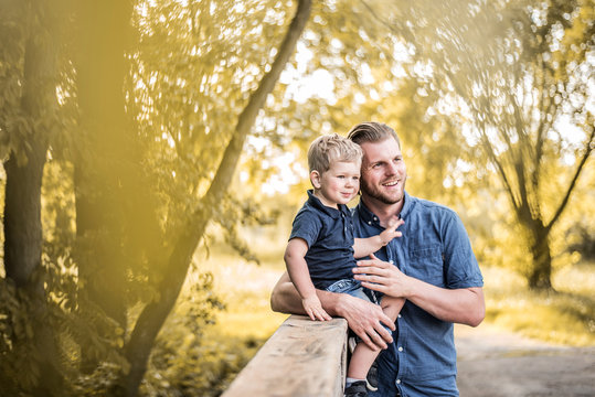 Vater und Sohn in der Natur