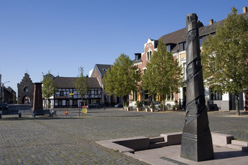 Geschichtsdenkmal vor historischem Rathaus auf dem Marktplatz