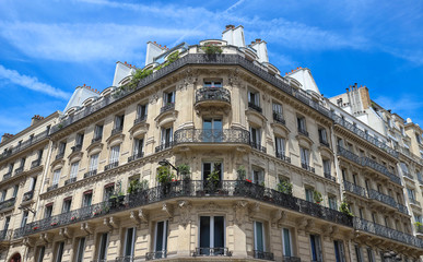 Obraz premium The traditional facade of Parisian building, France.