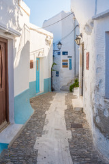 Naklejka premium Wąska aleja Ano Syros na wyspie Syros, Cyklady, Grecja