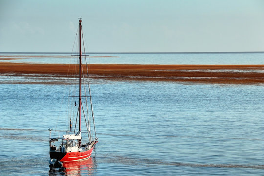 Bateau rouge en Guadeloupe