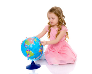 A little girl looks at the Globe.