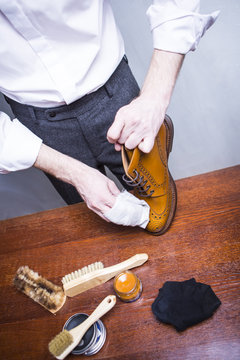 Professional Male Shoes Cleaner Using Brush For Polishing Male Tan Brogue Derby Boots with Cream and Wax