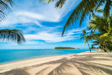 Obraz premium Beautiful tropical beach sea and sand with coconut palm tree on blue sky and white cloud