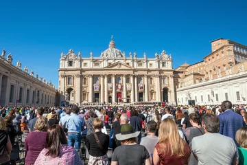 Photo sur Plexiglas Anti-reflet Europe centrale Le pape François se rend à la messe place Saint-Pierre