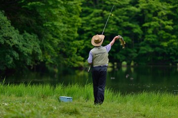 夏の休日・リラックスタイム・釣りの男性 