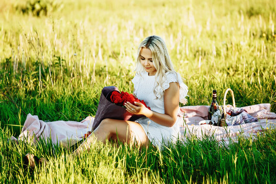 Beautiful blond woman enjoying a pick nick outdoors. Pick nick for one.