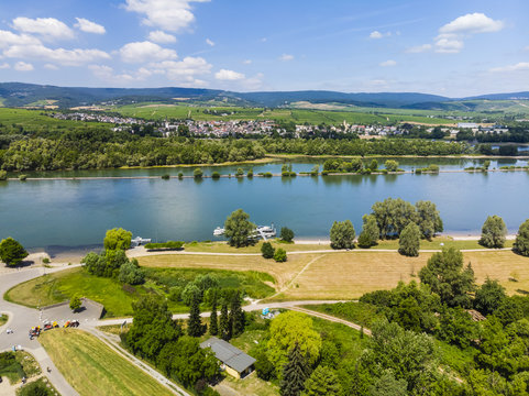 Luftbild &uuml;ber Heidesheim auf den Rhein, dahinter Eltville und Erbach, Heidesheim am Rhein, Rheinland-Pfalz, Deutschland