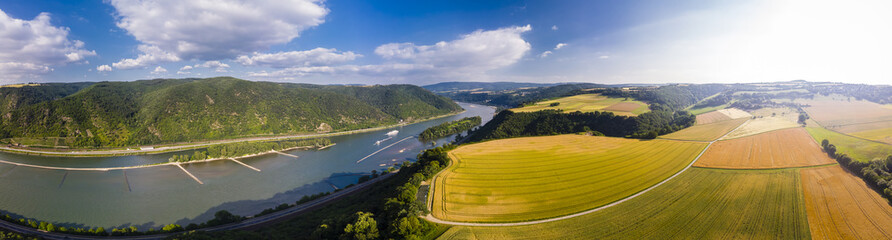 Luftbild, Blick auf den Rhein und Getreidefelder bei Henschhausen, hinten der Rhein, Region Bingen,...