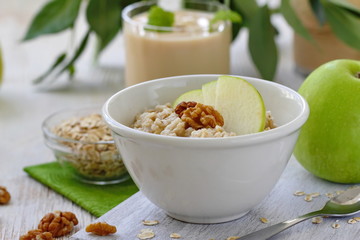 Oatmeal with apples and walnuts