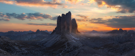 Drei Zinnen in den Dolomiten bei traumhaften Sonnenuntergang. Panorama Aufnahme - obrazy, fototapety, plakaty