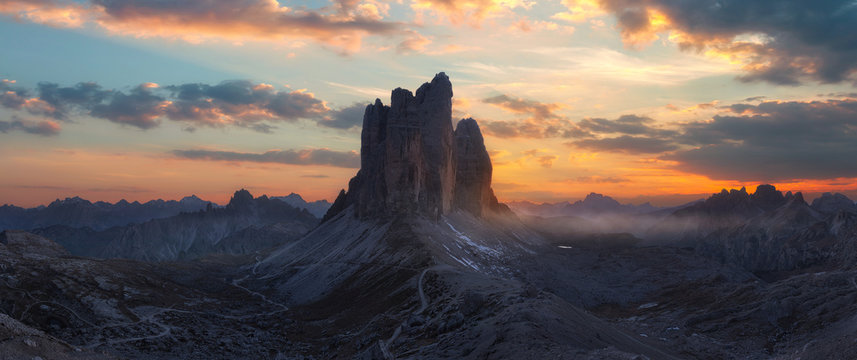 Fototapeta Drei Zinnen in den Dolomiten bei traumhaften Sonnenuntergang. Panorama Aufnahme