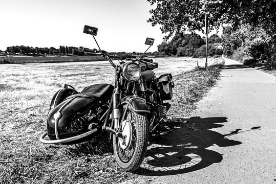 Motorrad mit Beiwagen in schwarzweiß