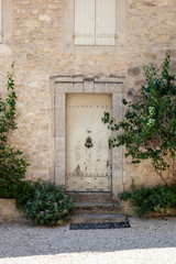 Fototapeta na wymiar Pretty white door in Ansouis, Provence, France