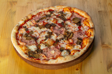 Pizza with ham