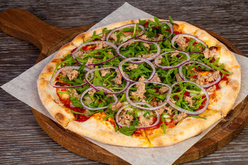 Pizza with arugula and tuna