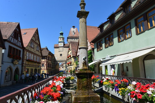 R&ouml;derbrunnen und Markusturm in Rothenburg ob der Tauber 