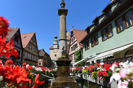 R&ouml;derbrunnen und Markusturm in Rothenburg ob der Tauber 
