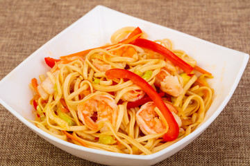 Wok noodle with prawn and vegetables