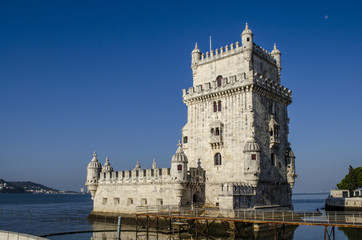 Fototapeta na wymiar Torre de Belem en el río Tajo, Lisboa, Portugal