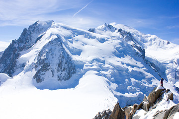 Gipfel des Dôme du Goûter und Alpinist bei strahlend blauem Himmel des Mont-Blanc-Massivs, französische Alpen