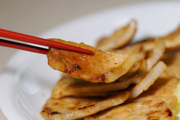 生姜焼きを箸でつまんだところ