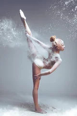 Fototapeten Tanzen im Mehlkonzept. Rothaarige Tänzerin im Staub/Nebel. Mädchen mit weißem Oberteil und Shorts, das Tanzelement in Mehlwolke auf isoliertem Hintergrund macht © Monstar Studio