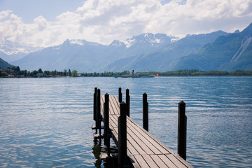 Steg am See vor Wunderschöner Berglandschaft mit Alpen im Hintergrund Blauer Himmel und Wolken