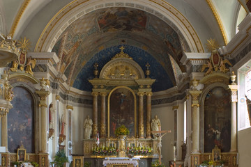 Fototapeta na wymiar Pfarrkirche Maria Himmelfahrt in Mals in Südtirol