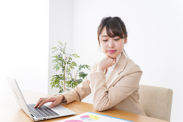 オフィスで仕事するビジネスウーマン