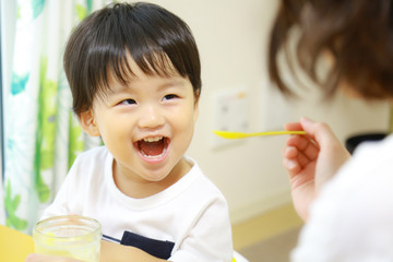 プリンを食べる親子