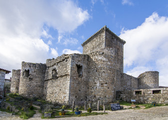 Fototapeta na wymiar Castillo de Miranda del Castañar en Salamanca